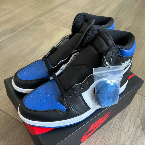 Air Jordan 1 Retro High OG 'Royal Toe'（ boxes broken as last two pics show )
